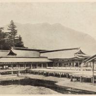 41. Синтоистский храм на острове Итсукусима. Округ Хиросима. 1227—1241 гг. (Частично перестроен в 1556 г.)