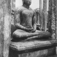33. Статуя Будды в Вата-да-ге из Медиригирии. VIII—IX вв.