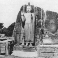 34. Скальная статуя Будды в Аукане. VI—VIII вв.