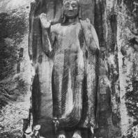 36. Скальная статуя Будды в Сассеруве. XII в.