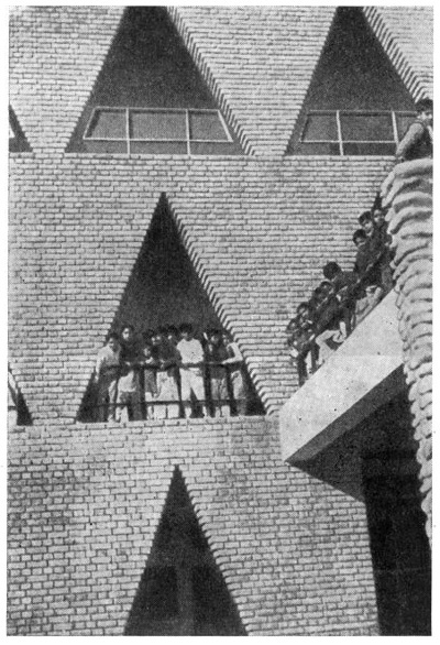 Чандигарх, 1952—1955 гг. Здание средней школы. Арх. Дж. Мальхотра. Фрагмент фасада