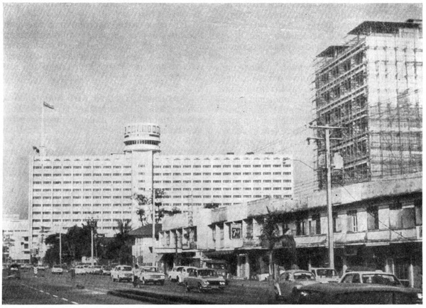 Таиланд. Бангкок. Ул. Силом. На заднем плане гостиница «Нараи», 1968 г.