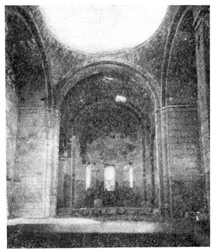 Аруч. Церковь, 667—680 гг. Интерьер, вид на восточную апсиду