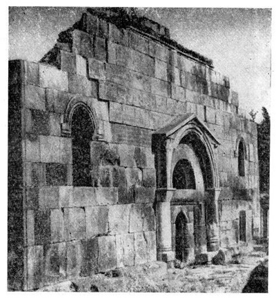 Аван. Церковь. 589—609 гг. Общий вид западного фасада