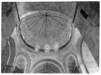Эчмиадзин. Церковь Рипсиме, 618 г. Интерьер с видом на купол