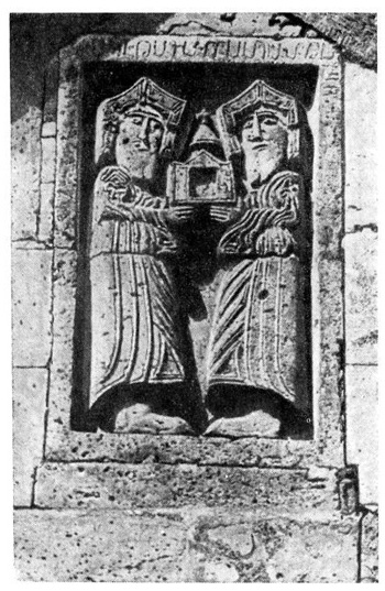 Санаин. Церковь Аменапркич. 957—962 гг. Барельеф царей Смбата II и Кюрике I
