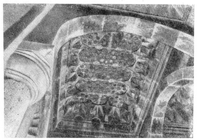 Гегард. Гавит главной церкви, 1225—1230 гг. Плоский каменный потолок южной боковой секции