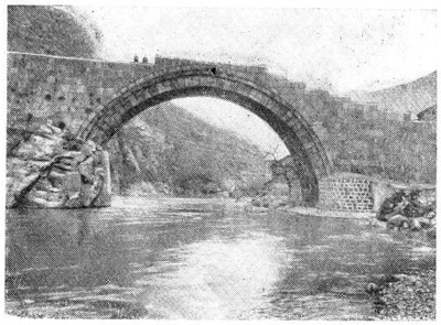 Санаин. Мост на реке Дебея, 1192 г. Вид с низа реки