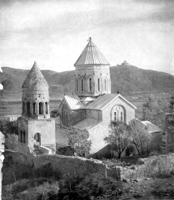 Мцхета. Самтавро, XI—XIII вв. Общий вид церкви и колокольни с северо-запада