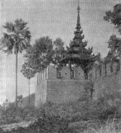 6. Мандалай. Башня и часть крепостной стены
