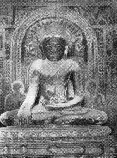 27. Паган. Храм Локатэпа. Скульптура Будды на фоне росписей XII в.
