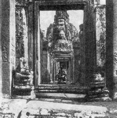 36. Ангкор Том. Байон. Интерьер наружной галереи