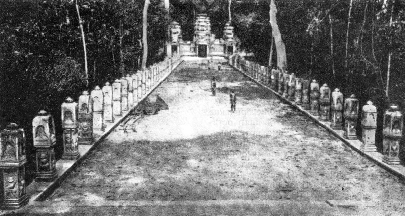 40. Ангкор. Пра Кхан, XIII в. Подъездная аллея перед гопурой