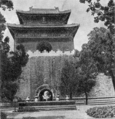 78. Провинция Хэбэй близ Пекина. Погребения императоров династии Мин. Здание Минлоу, XV в.