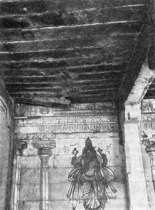6. Дарасурам. Каменный потолок храма, уложенный наподобие деревянного, XI в.
