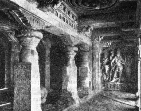 18. Брахманские храмы, высеченные в скалах Декана: 1 — Бадами. Портик храма VI в.