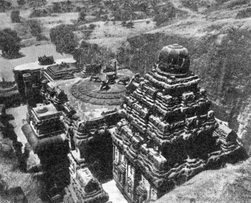 30. Эллора. Монолитный храм Кайласанатха, 750 г. Вид сверху 