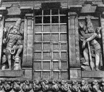 46. Танджур. Фрагмент наружной стены Большого храма, 1010 г., с изображениями дварапал