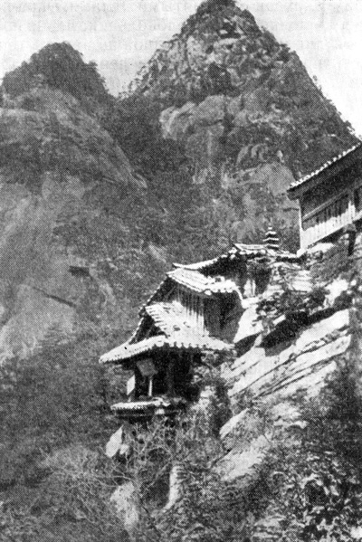 7. Кымгансанские горы. «Висящий» храм Боддеккуль
