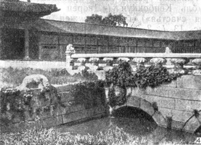 13. Сеул. Дворец Кёнбоккун, 1394 г. Арх. Ким Ин Сик и Чха Вон Чхон: 4 — двор и мост