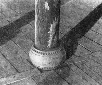 3. Каменная база деревянной колонны портика Голсумэ в Чойчжин-Ламайн-сумэ