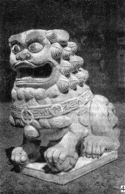 28. Улан-Батор. Дворец Ногон-орго. 4 — каменный лев