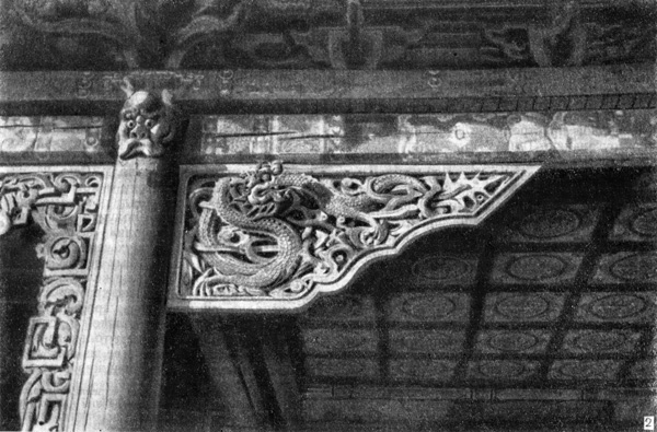 29. Улан-Батор. Чойч-жин-Ламайн-сумэ, 1904—1908 гг. 2 — главный храм (Гол-сумэ), резная деревянная капитель