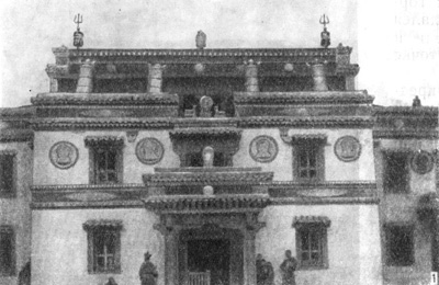 32. Тибетские традиции в архитектуре храмов: 1 — монастырь Эрдени-цзу. Дворец Лабран, XVIII в. Фрагмент фасада. Видны «чжалцаны», «хурдэ» и тибетские медальоны в виде листьев лотоса