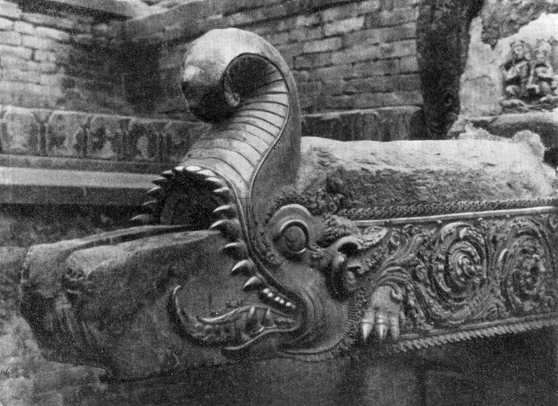 3. Нагарджуна (окрестности Катманду). Желоб с рельефным изображением «макары»