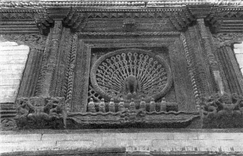 6. Катманду. Деревянная решетка, заполняющая оконный проем с рисунком павлина