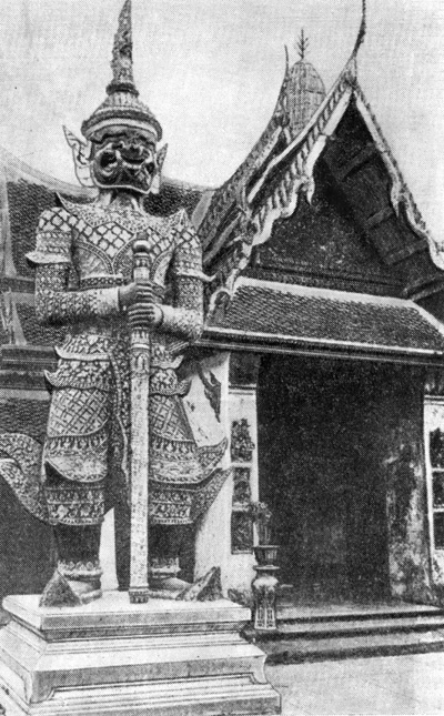 25. Бангкок. Ват Пра Кео. Статуя демона при входе