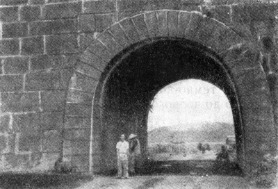 2. Городская стена периода династии Хо. Каменные ворота Тхань-хоа, 1397 г.